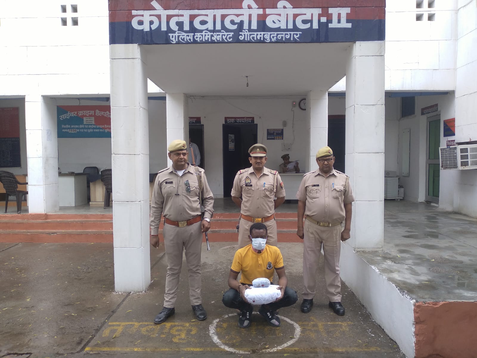 Greater Noida News : सस्ते दामों में खरीदकर महंगे दामों में में गांजा बेचता था नाइजीरियन, गिरफ्तार