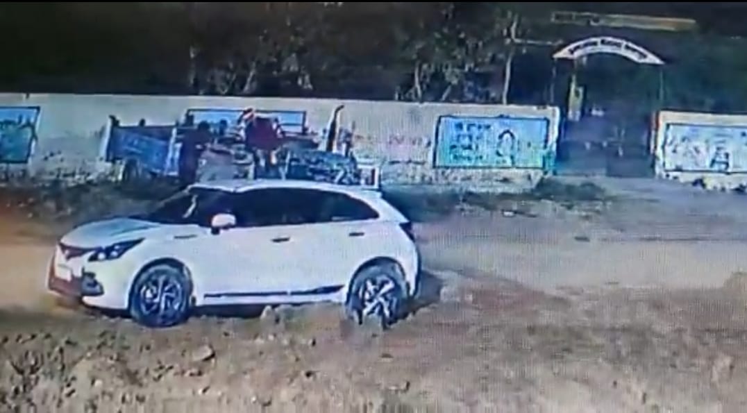 Greater Noida News : घर के बाहर खड़ी ट्रॉली को उड़ा ले गए चोर, सीसीटीवी में कैद हुई घटना