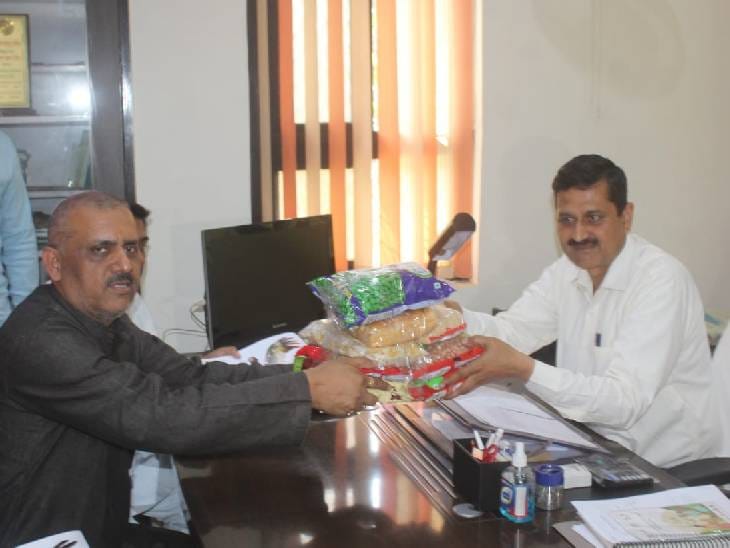 Up Politics : सारस पर तेज हुई सियासत , सपा विधायक पहुंचे कानपुर जू