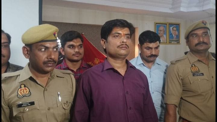 Kanpur News : बेपरवाह बैंक, टूटते रहे लॉकर; मेंटिनेंस कर्मी से 3.5 किलो सोना, 8 किलो चांदी बरामद