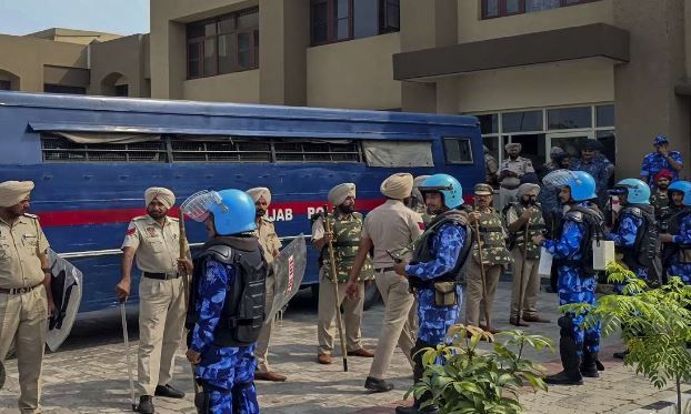 Amritpal Singh : अमृतपाल सिंह : कार छोड़कर भागे संदिग्ध, होशियारपुर में घर-घर तलाशी अभियान