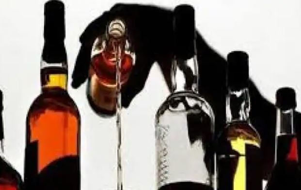 UP Excise : शराब के शौकीनों को धक्का, कल से इतने रुपये महंगी हो जाएगी शराब