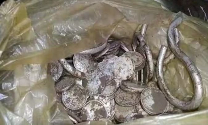 Old Coins : किस शहर में नींव की खुदाई में मिले 160 साल पुराने सिक्के