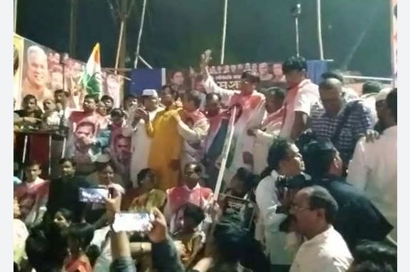 Chhattisgarh : कांग्रेस रैली के दौरान मंच ढहा, दो विधायक और कई नेता घायल
