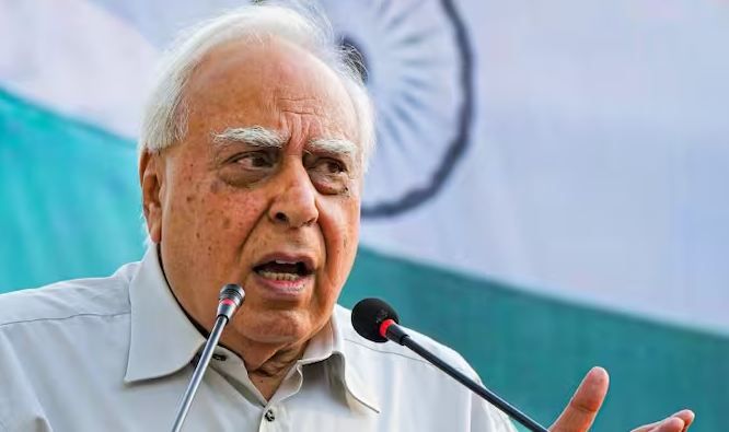 Delhi News : केजरीवाल को CBI के समन पर बोले सिब्बल, उत्पीड़न किया जा रहा