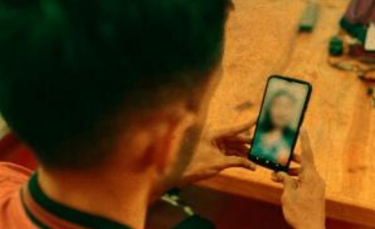 UP News : यहां युवतियां कर रहीं युवक को ब्लैकमेल