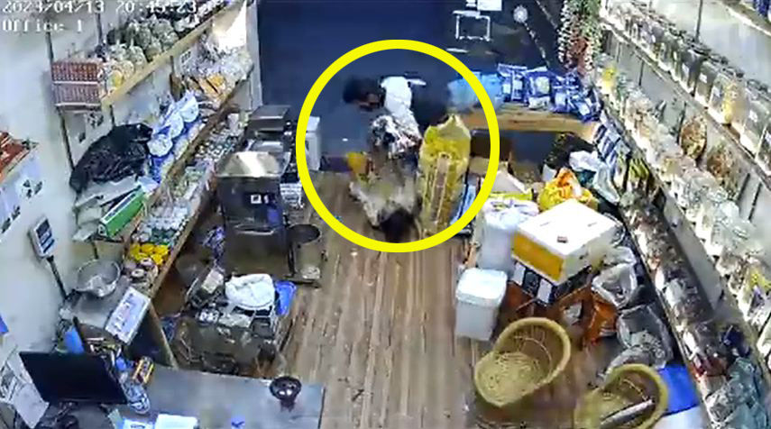 Delhi News : बंदूक की नोंक पर महिला से चैन लूटी, सामने आया लाइव वीडियो