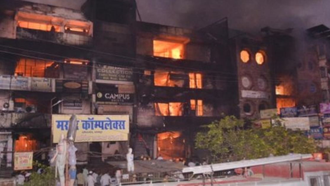 UP News : कानपुर में तीसरे दिन भी नहीं बुझी कपड़ा बाजार की आग
