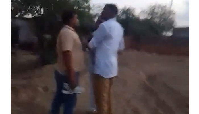 बड़ी खबर: एक दबंग ने पूर्व प्रधान को जूतों से पीटा, वीडियो वायरल