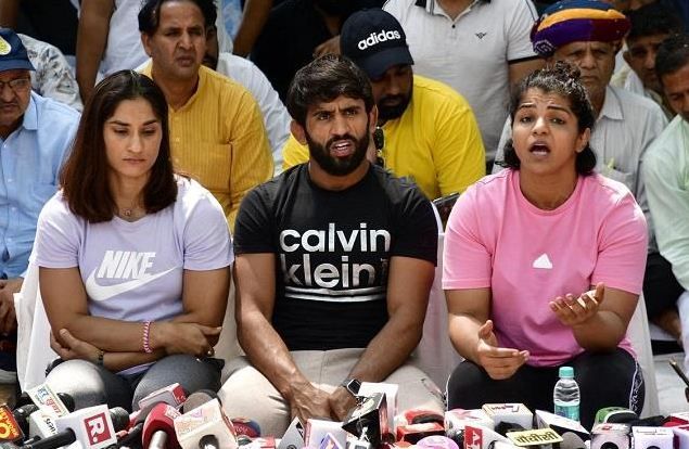 WFI Case: खेल मंत्रालय ने डब्ल्यूएफआई के चुनावों पर रोक लगाई