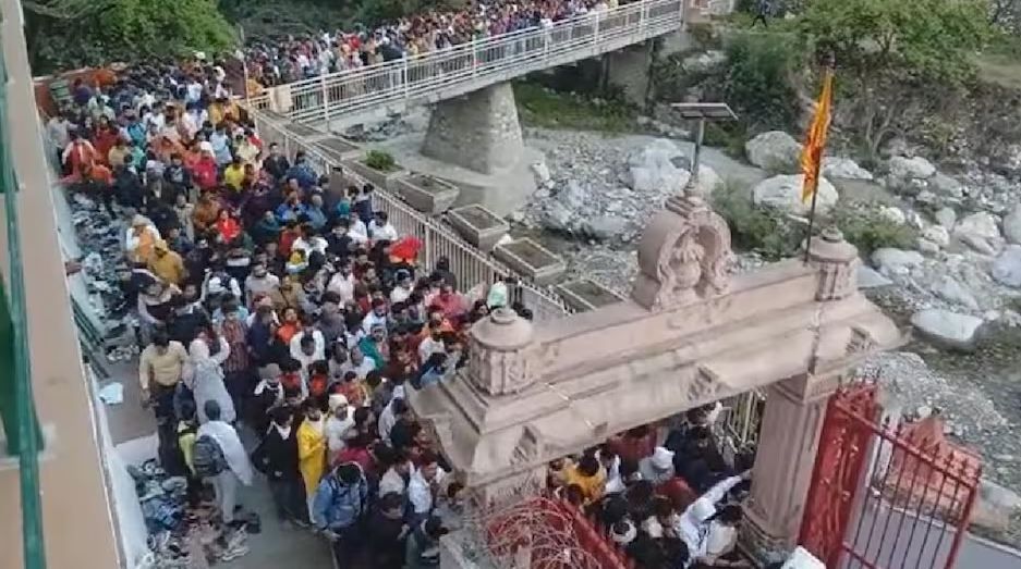 बाबा नीम करोली के धाम में उमड़ा भक्तों का रैला, चारों ओर गूंजें जयकारे