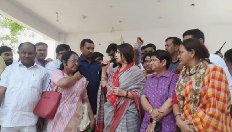 UP News : डिंपल यादव ने सरकार को लिया आड़े हाथ, बोली- प्रदेश में उड़ रही लोकतंत्र की धज्जियां