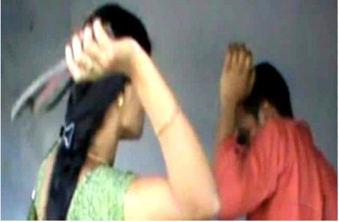 Noida News : ओयो होटल में रंगरेलियां मनाते पत्नी ने पति को पकड़ा, चप्पलों से की धुनाई