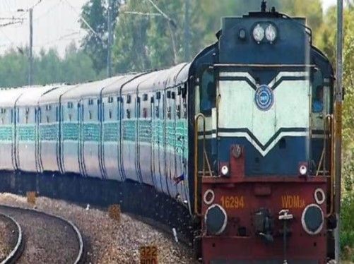 Greater Noida News : कानों में लगी थी लीड, मौत बनकर आई ट्रेन