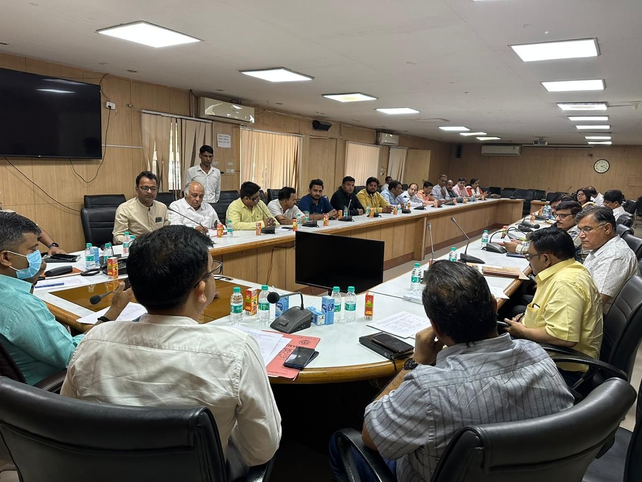 Noida News : व्यापार बंधु की बैठक में जिलाधिकारी के सामने उठार्ई समस्याएं