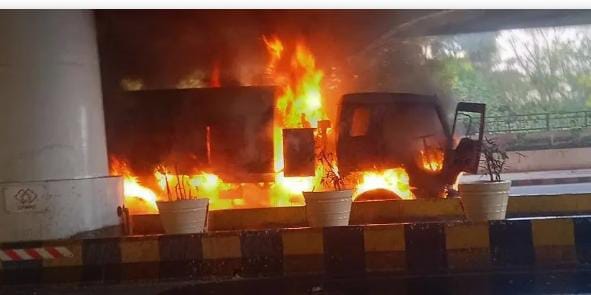 Kanpur News : कानपुर में मेट्रो स्टेशन के नीचे जला ट्रक, कंपनी से होगी वसूली