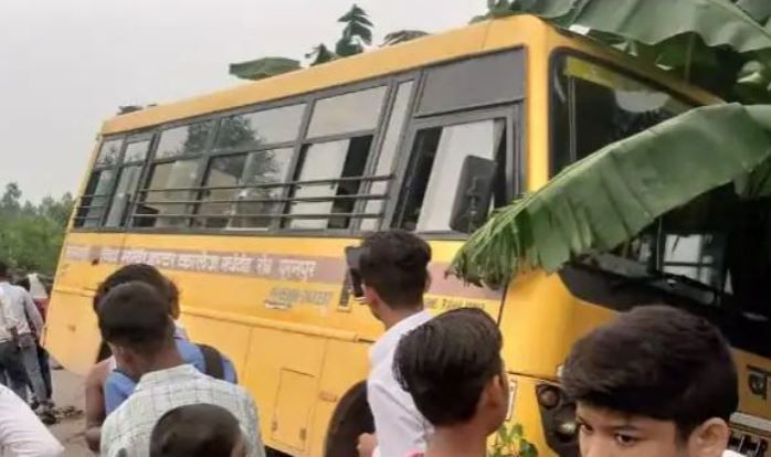 Balia : बलिया में स्कूल बस पलटी, 13 छात्र-छात्राएं घायल