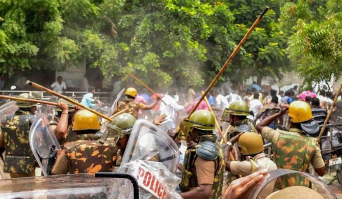 Hazaribagh : शोभायात्रा में पिट गए पुलिस वाले, तीन जख्मी