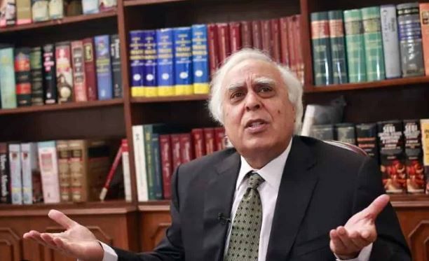 Political : सिब्बल का सवाल : भ्रष्टाचार में शामिल लोगों को कौन बचा रहा है