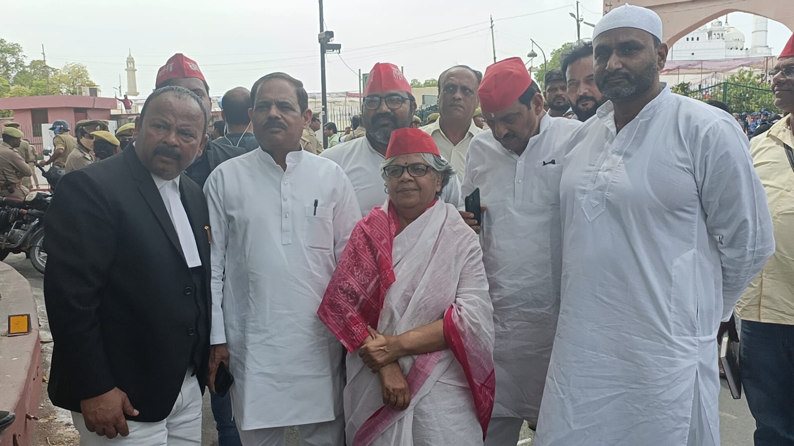 Lucknow News: अलविदा की नमाज में मेयर प्रत्याशी ने दी ईद की मुबारकबाद, बोलीं- चुनाव में नहीं है कोई चुनौती