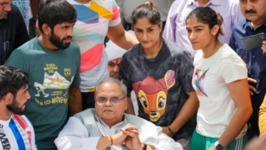 Female Wrestler on Strike : खिलाड़ियों को इंसाफ के लिये सड़क पर उतरना शर्मनाक : सत्यपाल मलिक