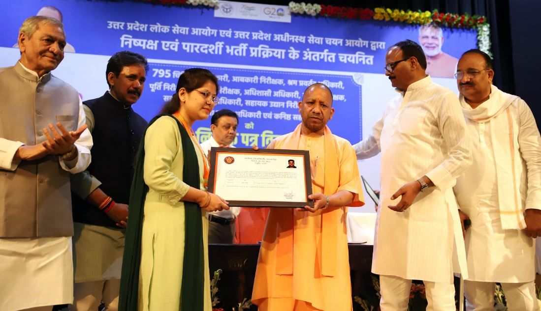 UP News : सीएम के हाथों से नियुक्ति पत्र पाकर झूम उठे 795 युवा