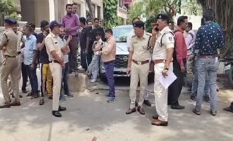 UP News: जमीन विवाद को लेकर दो गुटों में गोलीबारी, चार लोग गंभीर रूप से घायल