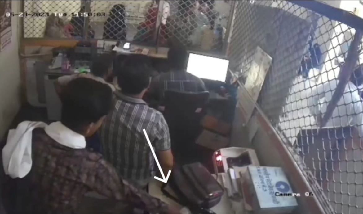 Bulandshahr News : लो जी, SBI की सुरक्षा में सेंध : अधिकारियों की मौजूदगी में बदमाश ने उड़ाए लाखों