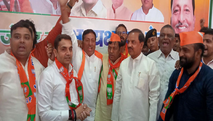 Noida Big Breaking: सांसद डा. महेश शर्मा ने कांग्रेस व आप में लगाई सेंध, भाजपा में शामिल हुए दोनों दलों के प्रत्याशी