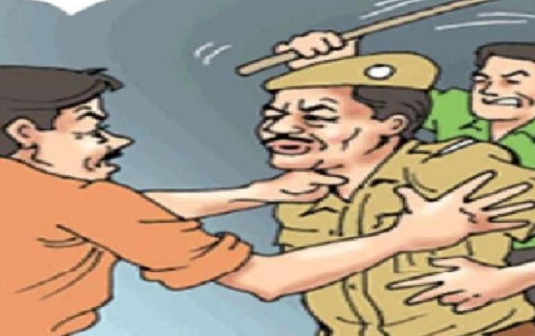 Greater Noida : दरोगा को जेवर में लात-घूंसों से पीटा, कांस्टेबल की फाड़ी वर्दी