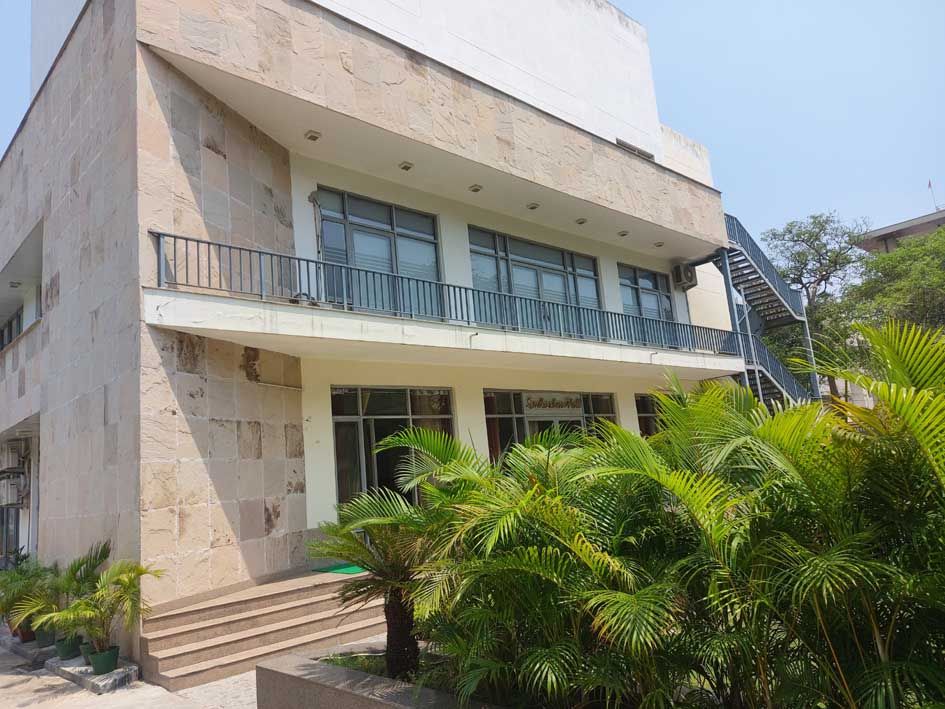 Noida News : शहर में घूमता आईना