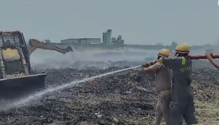 Noida News : 'दावानल' बनी डंपिंग ग्राउन्ड की आग, 71 घंटे बाद भी काबू नहीं