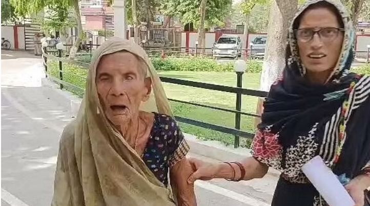 वाह री यूपी पुलिस, 100 साल की बुढ़िया के खिलाफ दर्ज कर दिया रंगदारी मांगने का केस UP News