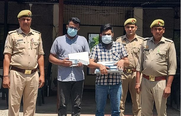 Noida News : कार में बैठकर ऑनलाइन चला रहे थे जालसाजी की कंपनी