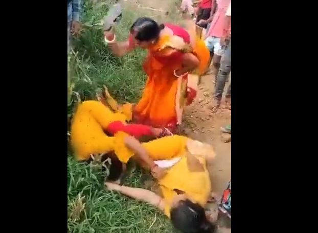 बारे रे बाप, दो मास्टनियों के बीच ऐसी लड़ाई, देखी आपने Viral Video
