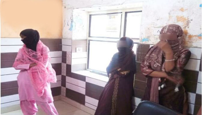 जिस्मफरोशी का धंधा: छापा पड़ते ही मची भगदड़, खेतों में भागकर प्रेमी जोड़ों ने बचाई जान UP News