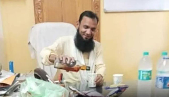 UP News: यहां चौकी इंचार्ज की कुर्सी पर बैठकर पैग बनाते हैं बाहर के लोग