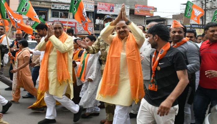 Noida news: राजनीति के अखाड़े की बड़ी ख़बर, अपने ही वार्ड में मीटिंग कराकर बुरे घिरे स्थानीय विधायक