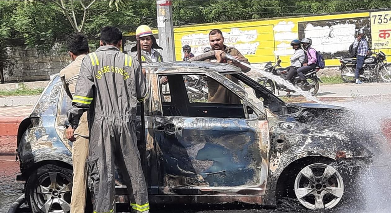 Noida News : चलती कार में आग लगी देखकर सहमे लोग, चालक ने कूदकर बचाई जान, स्विफ्ट हुई खाक