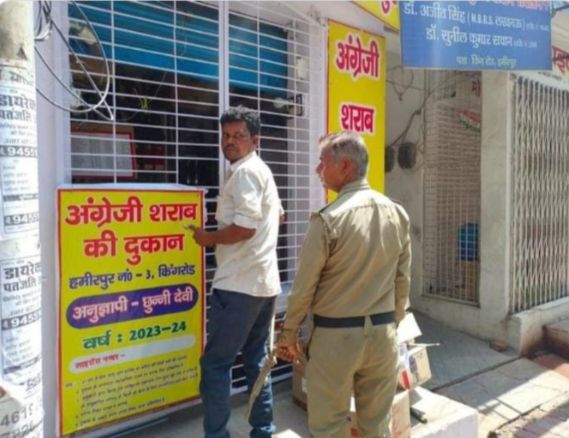 UP News : यूपी पुलिस की गज़ब दरियादिली, कैदी को पिलाई शराब ,फोटो वायरल