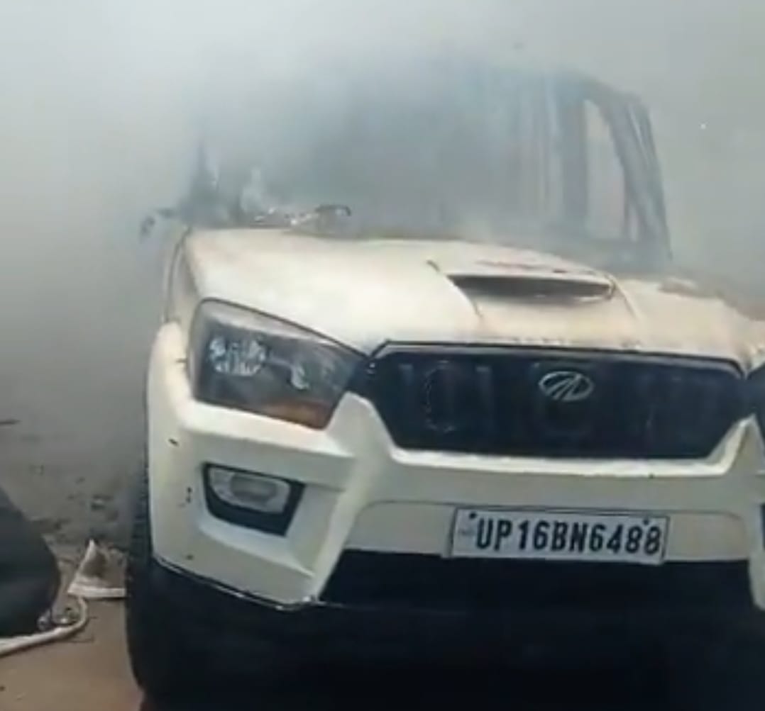 Greater Noida News : महिंद्रा के शोरूम में लगी भीषण आग