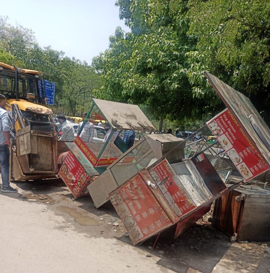 Greater Noida News : अमृतपुर मार्केट और जगत फार्म पर चला प्राधिकरण का बुलडोजर