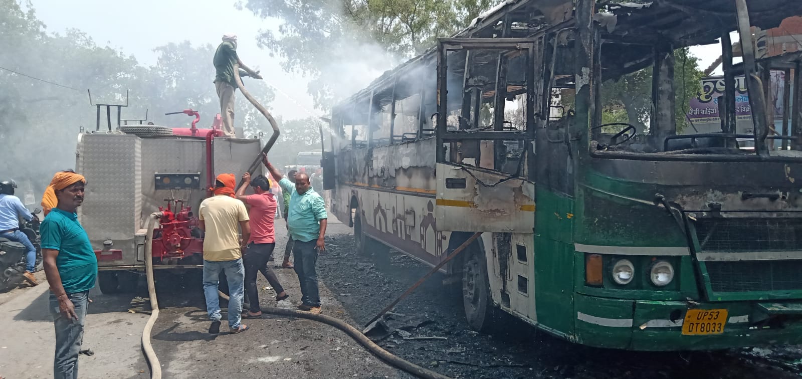 Gorakhpur News : AC बस में अचानक लगी आग यात्रियों ने कूद के बचाई जान