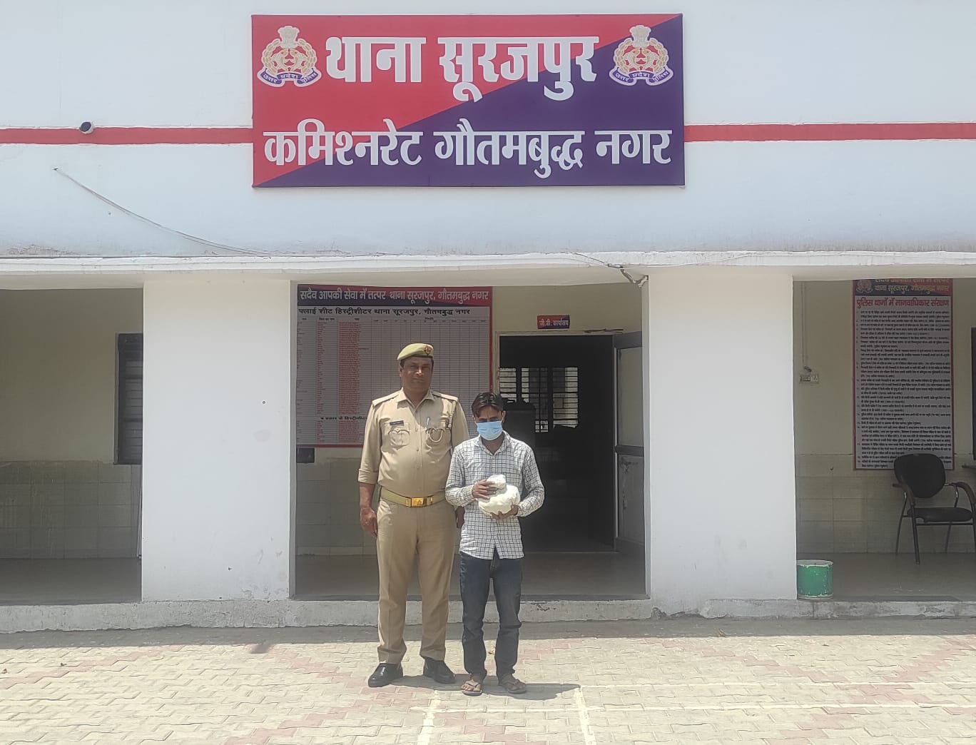 Greater Noida News : फैक्ट्री, कंपनियों व आटो चालकों को बेचता था गांजा