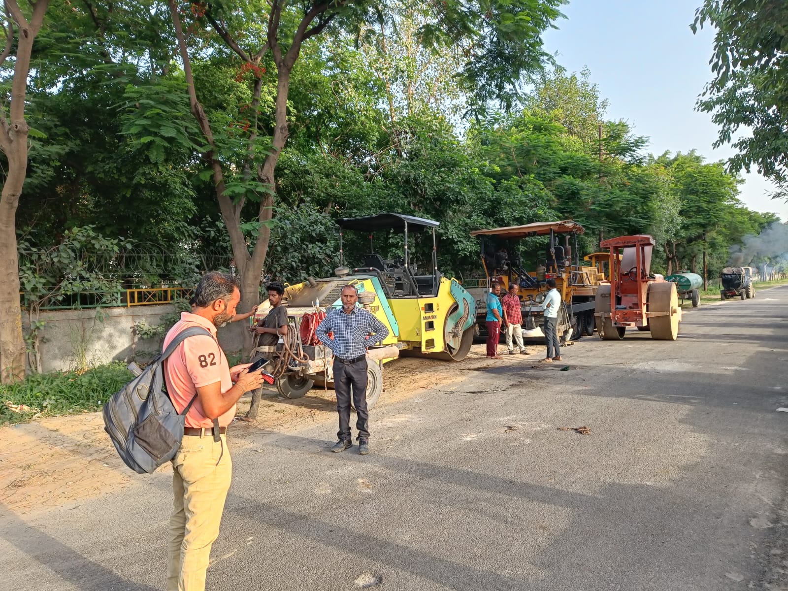 Noida News : सडक़ निर्माण में लगे वाहनों की बैट्री चोरी