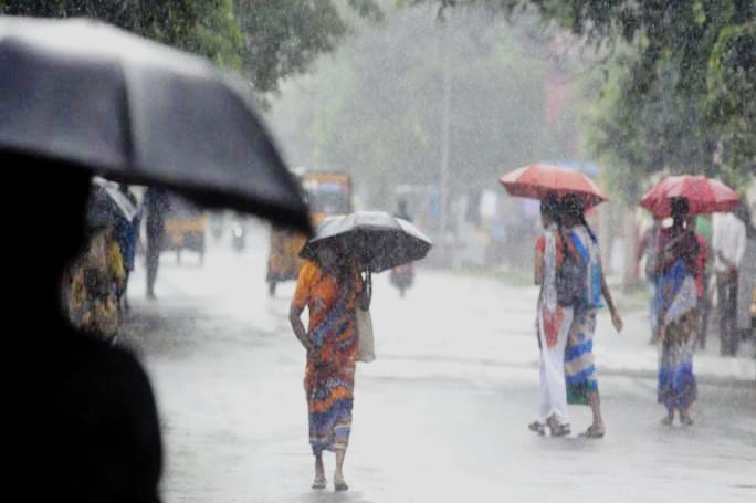 UP Weather Update : यूपी में गर्मी से मिलेगी राहत