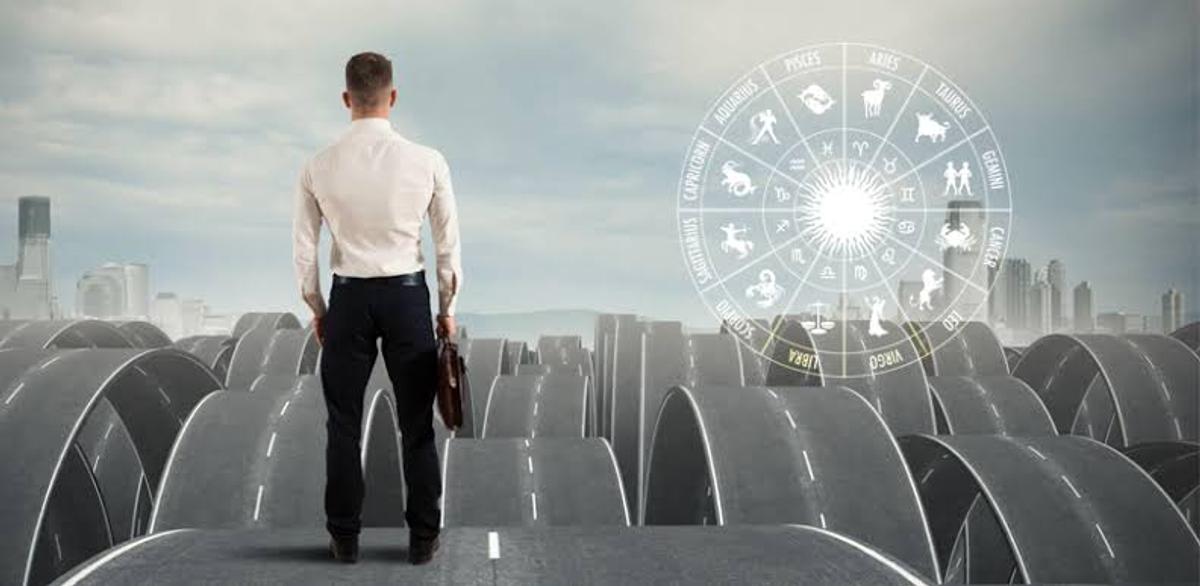 Career Astrology : आपकी नौकरी या व्यवसाय में बदलाव होगा या नहीं? बताएंगे आपके योग 
