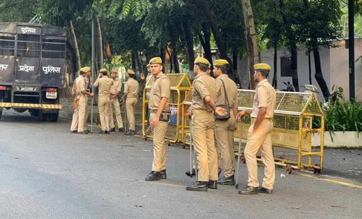 UP News : यूपी में रद्द की गई पुलिस वालों की छुट्टियां, जानें सरकार ने क्यों लिया बड़ा फैसला