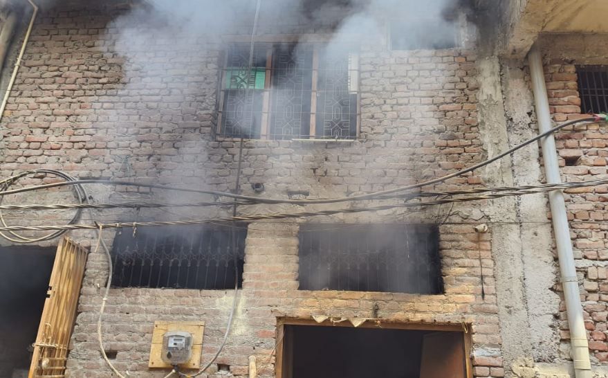 अवैध गोदाम में धमाके के साथ लगी आग, महिला समेत 4 झुलसे Ghaziabad News