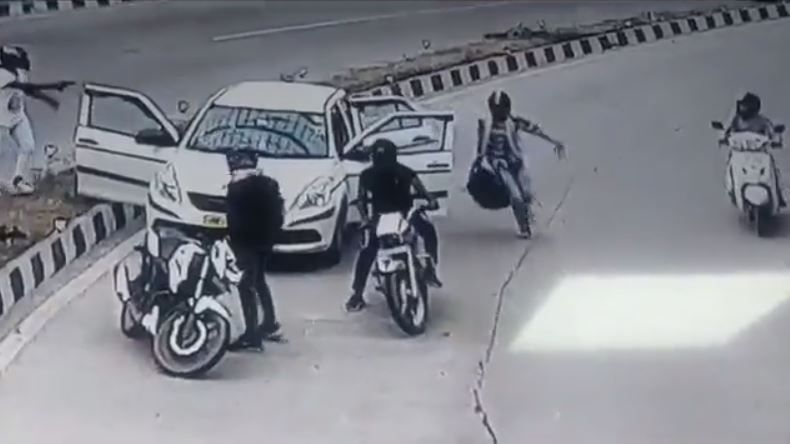 New Delhi News : प्रगति मैदान में दिनदहाड़े लूट से सनसनी, केजरीवाल ने मांगा एलजी का इस्तीफा, देखें लूट का वीडियो...